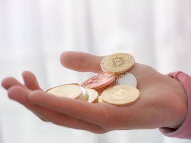 el birçok bitcoin sikke tutarak ve dizüstü bilgisayar kullanarak, ha yakın