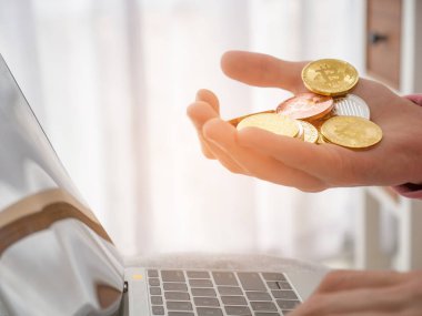 el birçok bitcoin sikke tutarak ve dizüstü bilgisayar kullanarak, ha yakın