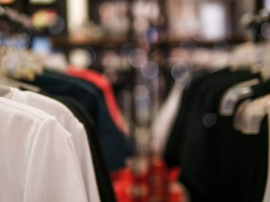 gömlek moda perakende mağazasında rafa asılı