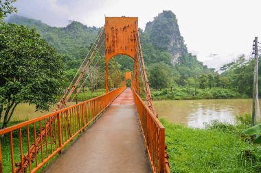 Vang Vieng, Laos'ta Song nehri üzerinde turuncu bir köprü.