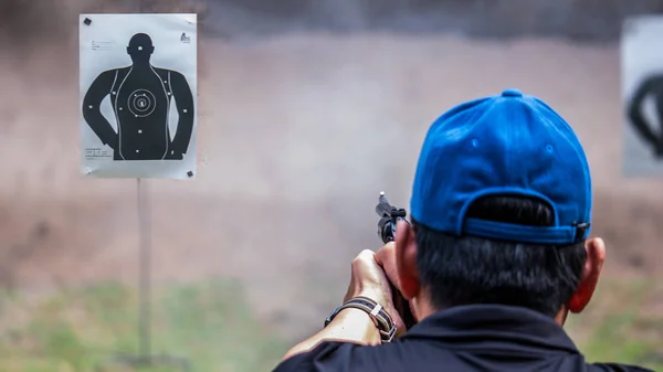 Masculino apontar e atirar revólver revólver para o alvo — Fotografia de Stock