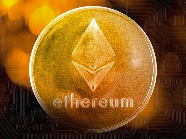 Золота монета Ethereum на біткоінах з золотою лігою — стокове фото