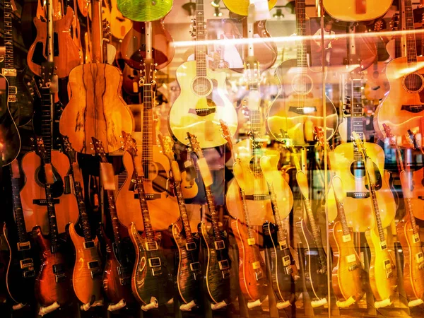 Várias guitarras na janela da loja de instrumentos de música — Fotografia de Stock