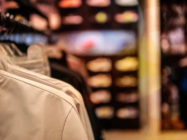 Camisa pendurada em rack na loja de varejo de moda — Fotografia de Stock