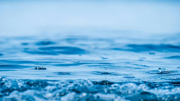 Φόντο και υφή της γαλάζιας θάλασσας κυματιστή νερό — Φωτογραφία Αρχείου
