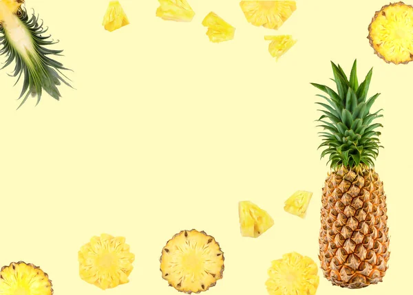 Fundo natural de frutas frescas de abacaxi no fundo amarelo — Fotografia de Stock