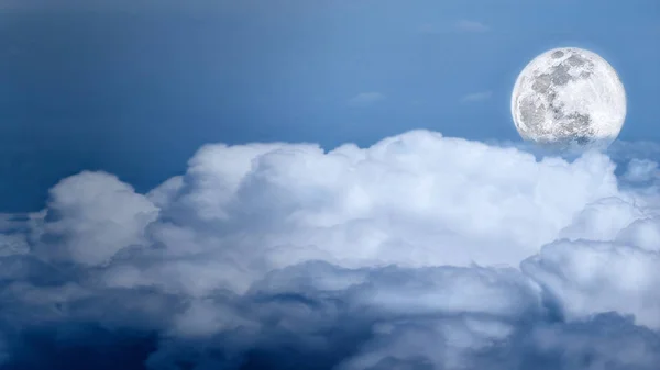 Luna llena brillando en el cielo con un primer plano de nube —  Fotos de Stock