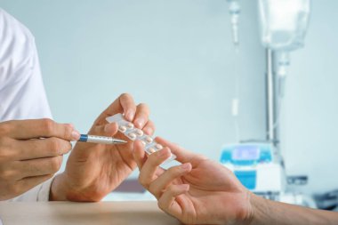 hastaya ilaç kullanımı talimatı veren tıp doktoru