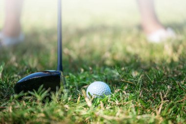 kaba üzerinde kulüp sürücüsü ile golf topu yakın