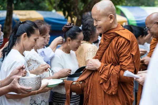 Στις βουδιστικές ιερές μέρες οι Ταϊλανδοί βουδιστές πάντα πηγαίνουν στο ναό για να — Φωτογραφία Αρχείου