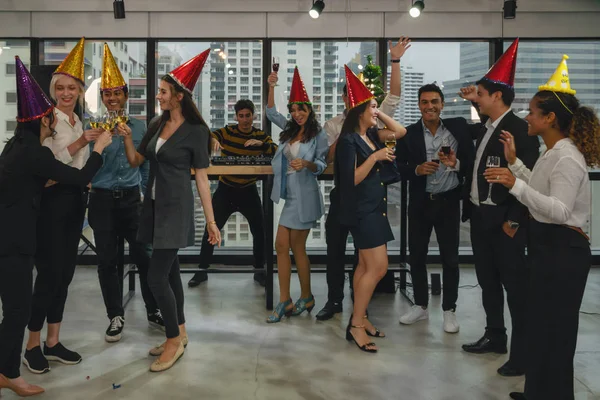 Grupp av affärsfolk njuter fest och dricker champagne en — Stockfoto