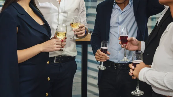 Affärsfolk med glas vin och champagne på händerna med — Stockfoto