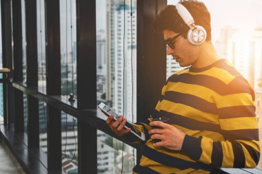 Neşeli ofis yöneticisi kulaklık takıyor.