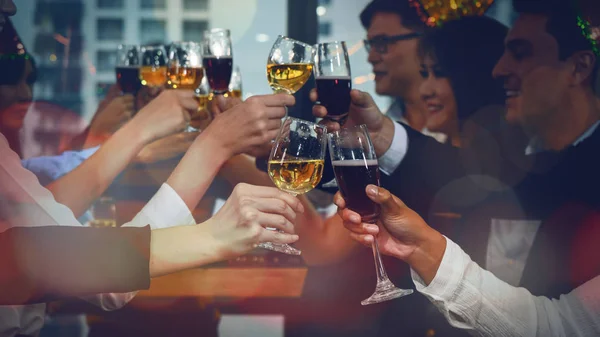 Grupp av affärsfolk njuter fest och spottar glas CH — Stockfoto