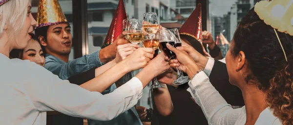 Grupp av affärsfolk njuter fest och spottar glas CH — Stockfoto