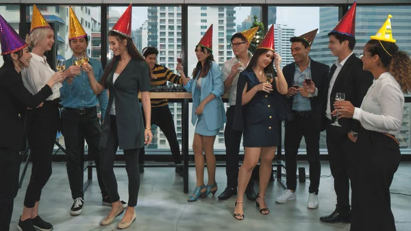 Grupp av affärsfolk njuter fest och dricker champagne en — Stockfoto