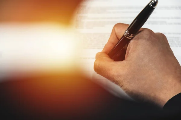 Бізнес фон руки тримає ручку підписання контрактного паперу — стокове фото