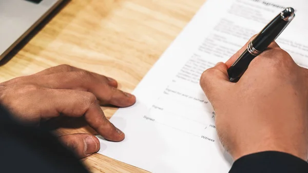 Antecedentes comerciales de la celebración de la mano pluma firma contrato papel o — Foto de Stock