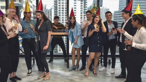 Grupp av mångfald företagare att ha kul dans tillsammans i — Stockfoto