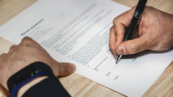 Antecedentes comerciales de la celebración de la mano pluma firma contrato papel o — Foto de Stock