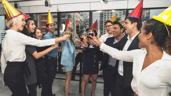 Grupp av mångfald företagare som gör toast tillsammans i corpo — Stockfoto