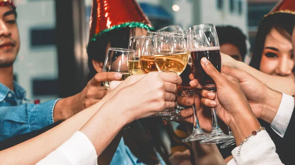 Groupe de gens d'affaires de la diversité portant un toast ensemble dans corpo — Photo