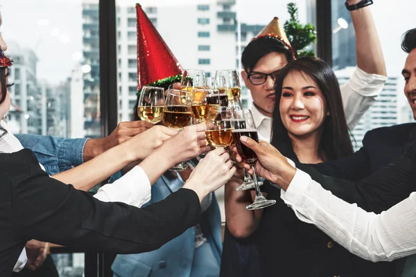 Grupp av affärsfolk njuter fest och spottar glas CH — Stockfoto