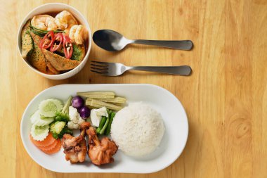 Acacia sebze omletli sarı köri.