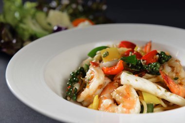 Baharatlı grren biberli deniz ürünleri spagettinin yemek geçmişi.