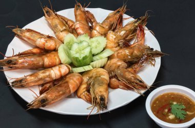 Karabiber soslu Tayland deniz ürünleri arka planı fırında kral karidesi.