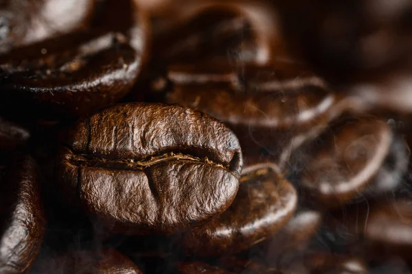Gros plan fond de grains de café arabica torréfiés — Photo