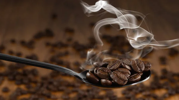 Fond de boisson de grains de café torréfiés dans la cuillère avec backgr — Photo