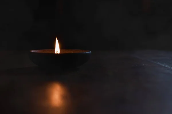 어두운 배경에 있는 크레이 컵에 있는 촛불 — 스톡 사진