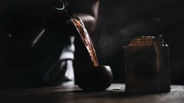 Bulanık bir adamın koyu mahsulü. Sıcak sarı porselen döküyor.