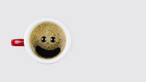 Fundo da bebida de uma xícara de café com o rosto sorridente isolado — Fotografia de Stock