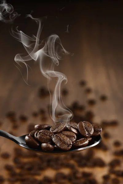 Fond de boisson de grains de café torréfiés dans la cuillère avec backgr — Photo