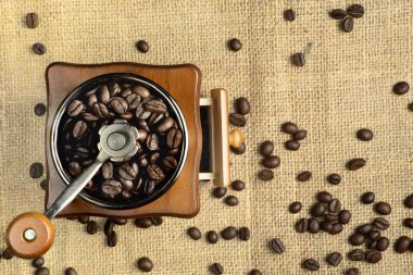 kahve öğütücüsünde kavrulmuş kahve çekirdeği ve...