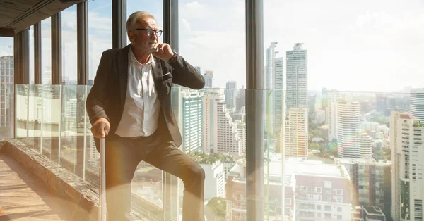 Retrato Empresário Sênior Vestindo Óculos Terno Negócios Escritório Pensando Plano — Fotografia de Stock