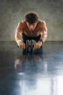 Kafkas atletizm antrenörü vücut geliştirme jimnastik ve fitness klübünde tonlama tekeri, seçici odaklı