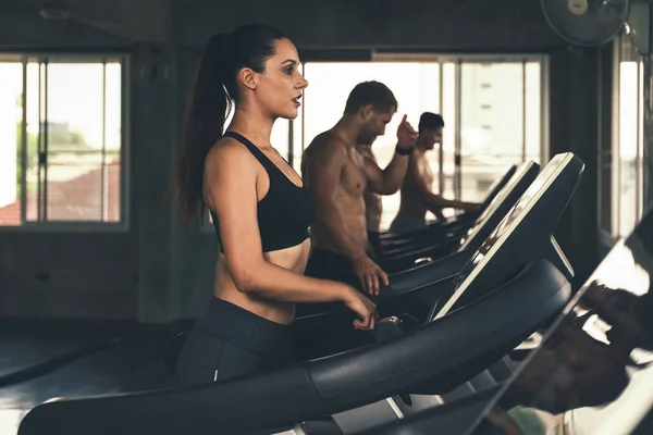 参加职业磨坊运动服锻炼的高加索女运动员在健身馆和健身俱乐部减肥 — 图库照片