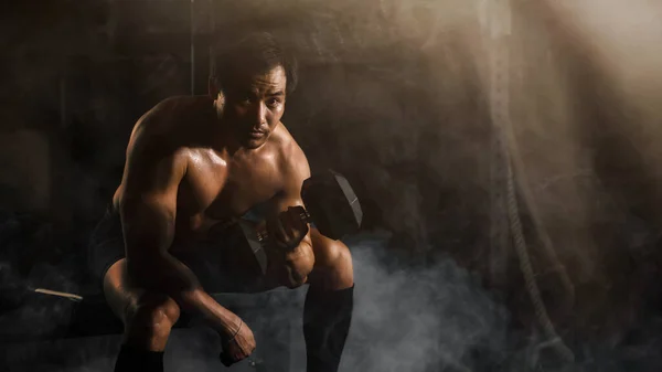 Ritratto Asiatico Atletico Bodybuilding Uomo Seduto Panchina Allenamento Esercizio Fisico — Foto Stock