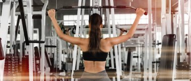 Spor giyimli beyaz kadın spor giyim ve spor salonunda halter ve spor salonunda ağırlık kaldırma egzersizi yapıyor.
