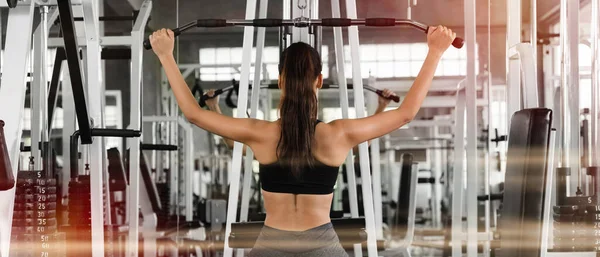 在运动服运动中的高加索民族主义者女性以及在健身房和健身俱乐部进行举重锻炼的女性 — 图库照片