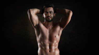 Kafkas atletizminin spor portresi güçlü vücut geliştirme pozu veren adam kaslarını koyu tonda gösteriyor.