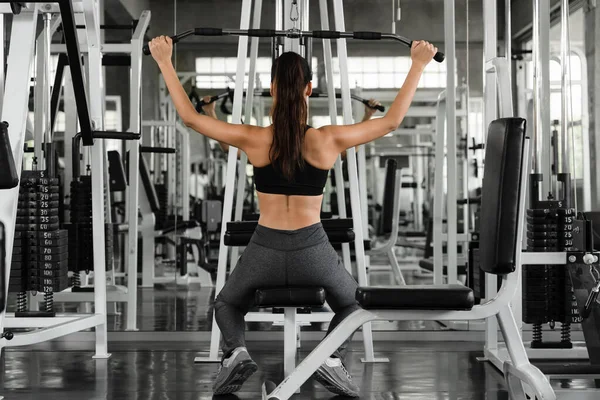 在运动服运动中的高加索民族主义者女性以及在健身房和健身俱乐部进行举重锻炼的女性 — 图库照片