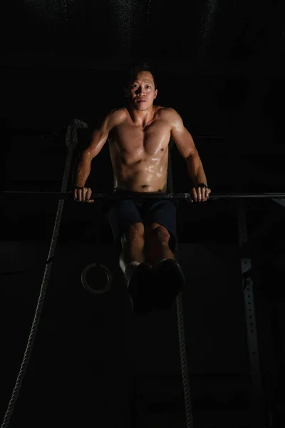 Aziatische Atletiek Man Training Gymnastiek Oefening Nhigh Bar Sportschool Fitness — Stockfoto