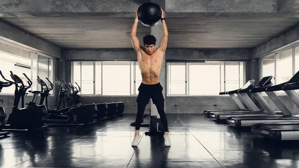 Homem Atletismo Fisiculturista Caucasiano Treino Exercício Com Bola Medecina Ginásio — Fotografia de Stock