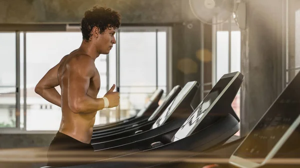 Homem Atletismo Caucasiano Que Corre Exercício Com Esteira Rolante Ginásio — Fotografia de Stock