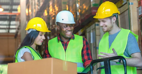 Divers Fabrieksmagazijn Werkteam Met Discussie Als Teamwork Fabrieksmagazijn — Stockfoto