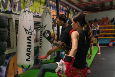 Bangkok, Tayland, Haziran 2020: Asyalı, Kafkasyalı ve Afro-Amerikan halkı, kadın ve erkek Muay Thai ve Tayland boks eğitimi Muay Thai spor salonu